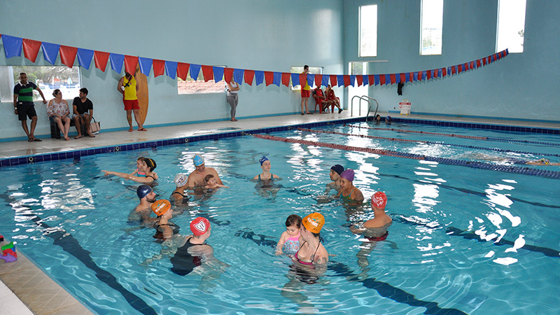 Clube oferece piscina aquecida para atividades aquáticas